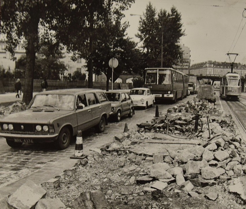 6 października 1987 roku. Remont brukowej nawierzchni na...