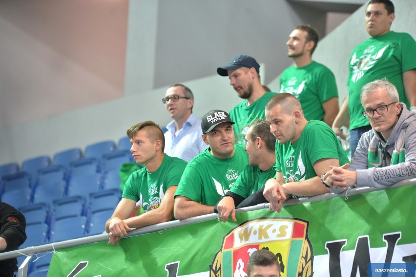 Kibice i cheerleaderki podczas "świętej wojny" we Włocławku. Anwil Włocławek - WKS Śląsk Wrocław [zdjęcia]