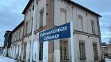 Zabytkowy dworzec kolejowy Dąbrowa Górnicza-Ząbkowice czeka na remont. Budynek wymaga zabezpieczenia. Kiedy pierwsze prace?