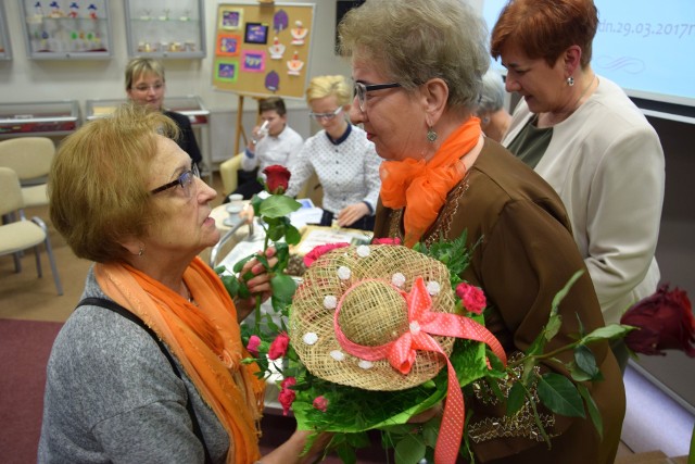 Znana z miłości do kapeluszy poetka (z prawej), ma ich w swojej kolekcji około 100, otrzymała wczoraj dodatkowe egzemplarze