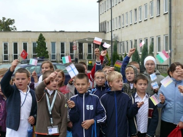 Uczniowie SP nr 1 przygotowali na powitanie malutkie chorągiewki w barwach narodowych krajów uczestniczących w projekcie.