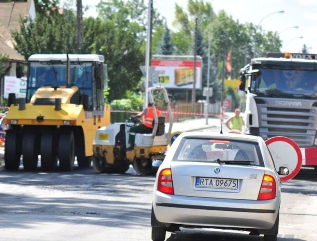 W sobotę z ruchu drogowego wyłączone zostało rondo na skrzyżowaniu ulic Mickiewicza, Szpitalnej i alei Niepodległości w Tarnobrzegu.