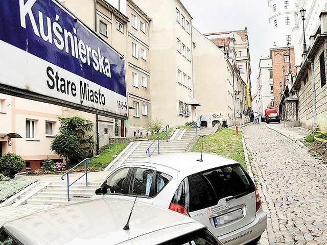 Ulica Kuśnierska, prowadzi do Zamku Książąt Pomorskich. Powinna być piękna i zadbana. Jej stan pozostawia jednak wiele do życzenia.