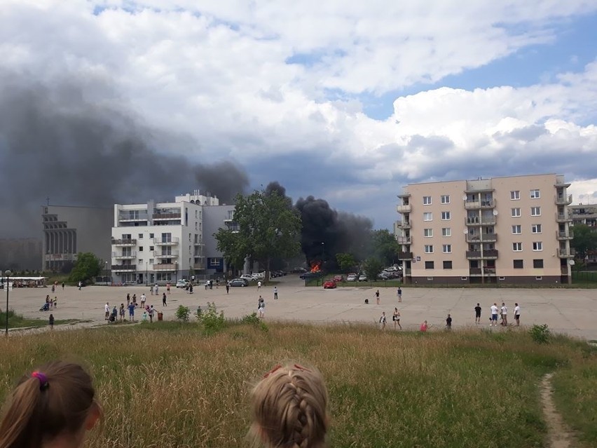 Kraków. Pożar samochodu między osiedlami II Pułku Lotniczego i Dywizjonu 303 w Nowej Hucie.