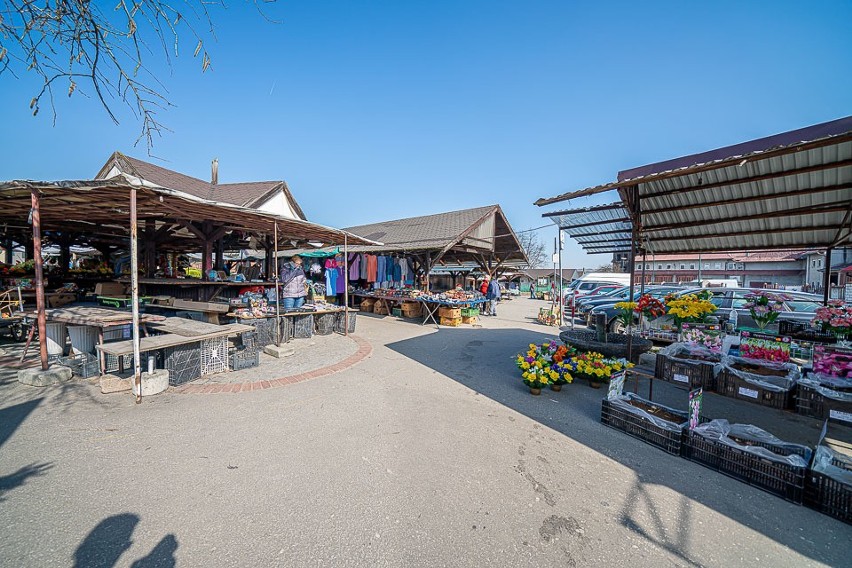 Nowy Sącz. Sądeczanie nie robią zakupów na lokalnych targowiskach. Rynek Maślany świeci pustkami [ZDJĘCIA]