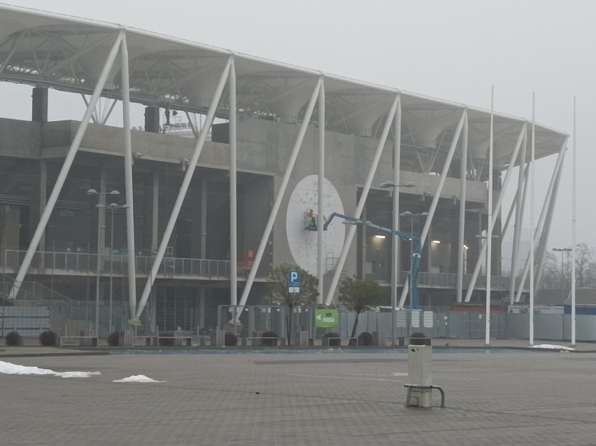 Budowa stadionu ŁKS. Trwa montaż przeplatanki na stadionie Króla przy al. Unii. Zdjęcia