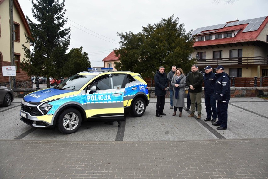 Nowy radiowóz trafił do posterunku policji w Karsinie. Zastosowane rozwiązania techniczne ułatwią pracę 