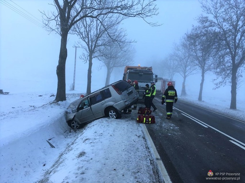 Wypadek na drodze Przasnysz-Ciechanów. Nissan wypadł z drogi [ZDJĘCIA]