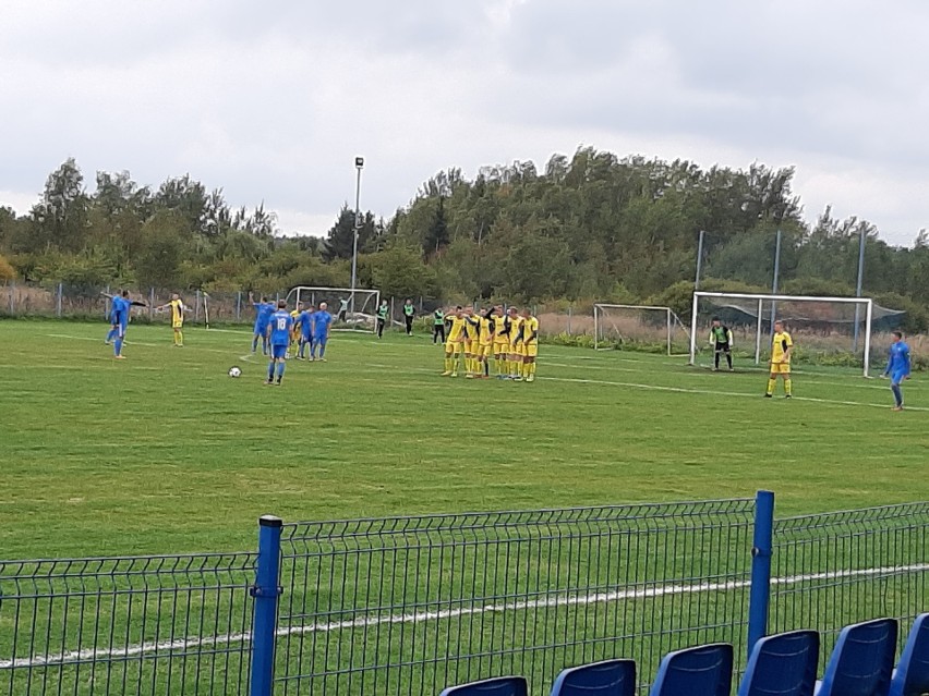 Lubrzanka Kajetanów wygrała czwartoligowy mecz z Orliczem Suchedniów 2:0. Dwie bramki Bartosza Sosińskiego [ZDJĘCIA, WIDEO]