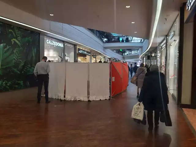 Kilkadziesiąt minut trwała reanimacja mężczyzny, który w piątek (12 lutego) zmarł na terenie centrum handlowego Manufaktura. WIĘCEJ CZYTAJ NA KOLEJNYM SLAJDZIE