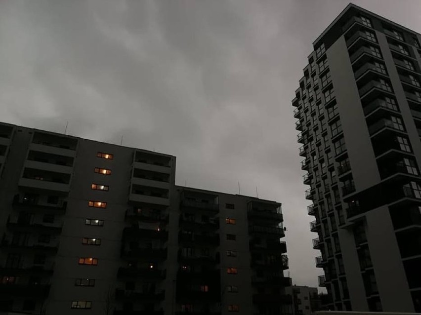 Warszawa: Burza przeszła nad miastem. Ulice zalane po porannej ulewie. Są utrudnienia w ruchu [ZDJĘCIA]