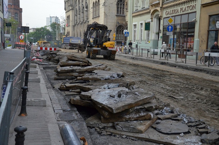 Wrocław: Remont Krupniczej. Na ulicy nie ma już asfaltu i torowiska (FILMY, GALERIA ZDJĘĆ)