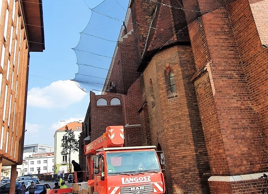 Opole. Z katedralnej wieży sypią się cegły wielkości pięści