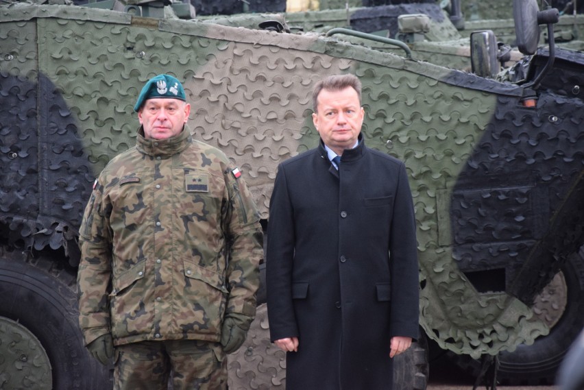 Szef MON-u przekazał sześć Rosomaków żołnierzom 16. Dywizji Zmechanizowanej, którzy służą na polsko-białoruskiej granicy 