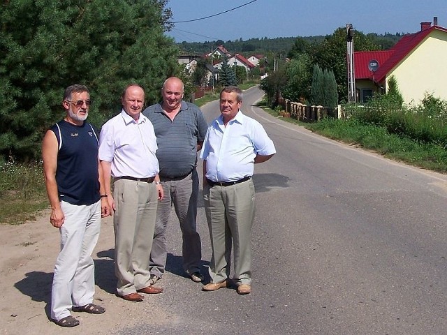 Na ul. Szkolnej stoją od lewej: Jerzy Truchlewski- wykonawca, Andrzej Przygoda-wójt Brodów, Andrzej Grad- kierownik budowy, Kazimierz Pocheć- inspektor nadzoru