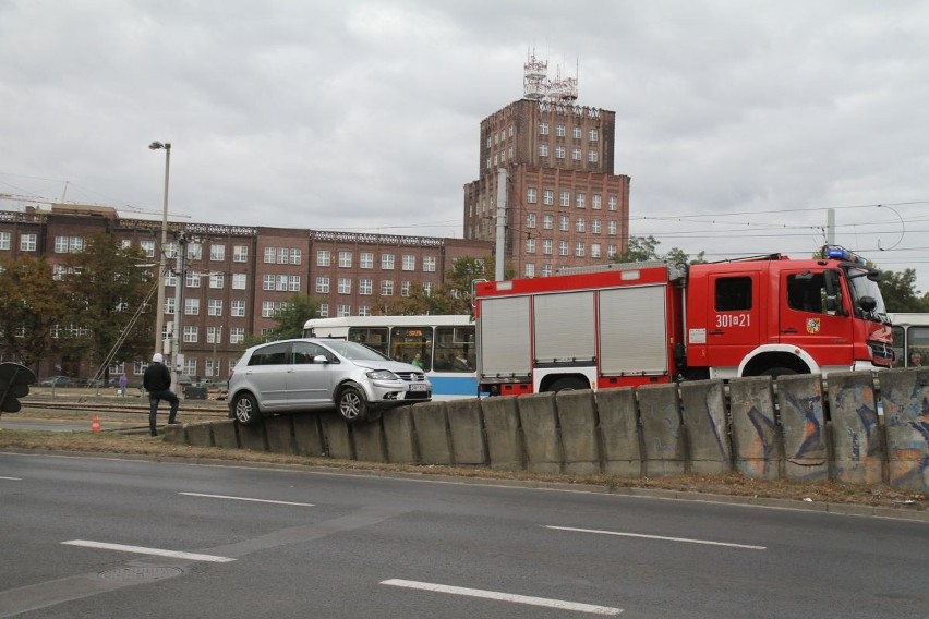 Wypadek na placu Społecznym. Volkswagen nie trafił na "ślimaka" nad placem