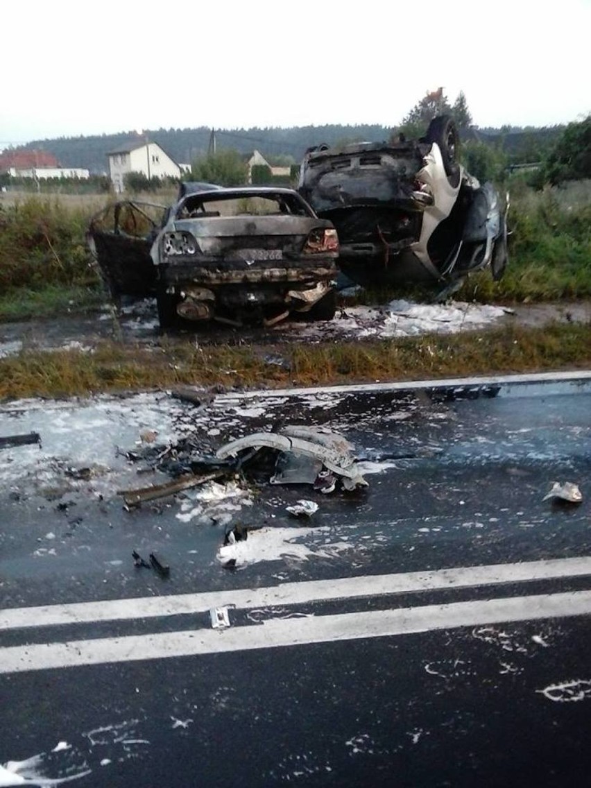 W niedzielę nad ranem w Dąbrówce Leśnej zderzyły się dwa...