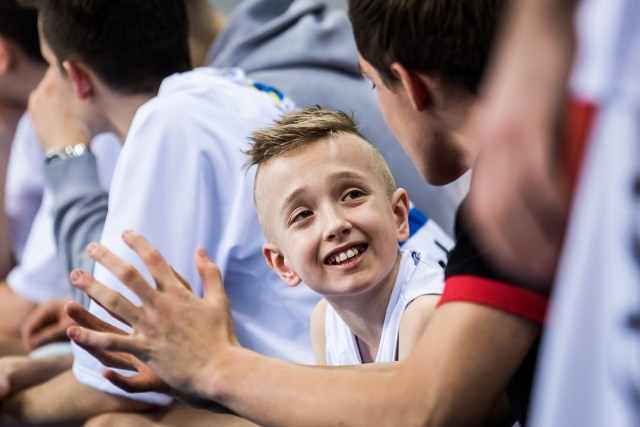 Ten uśmiechnięty chłopak ze zdjęcia to Adaś Szynicki. Uwielbia koszykarzy Astorii Bydgoszcz i - niestety - jest ciężko chory. Bydgoski klub pośpieszył mu z pomocą.