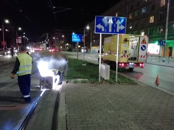 Naprawa torowiska przy placu Legionów. Szyny się palą... (ZDJĘCIA)