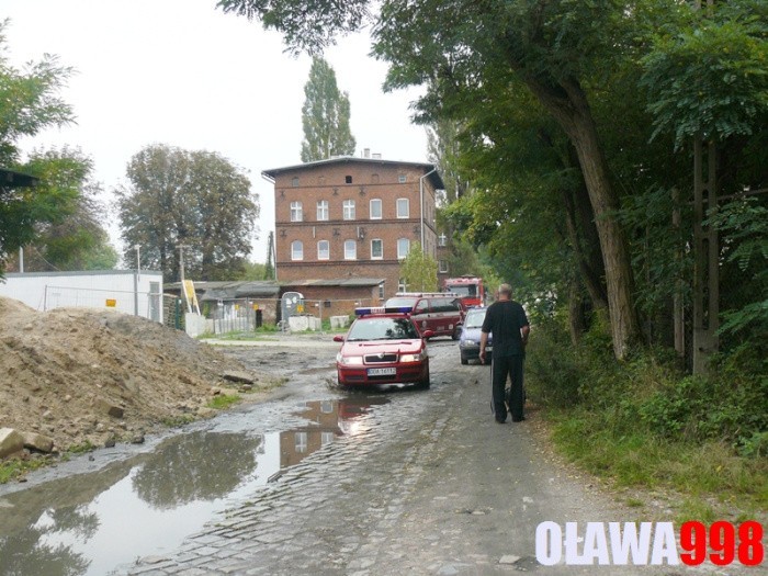 W Oławie zawalił się dach. Strażacy z psem i kamerą termowizyjną w akcji (ZDJĘCIA)