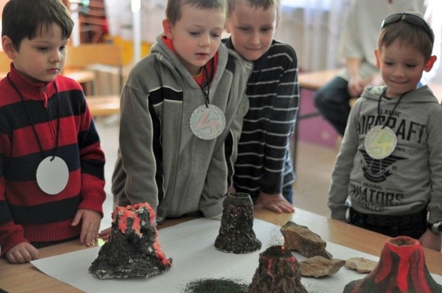 Goście z tarnobrzeskich przedszkoli w trakcie "Tygodnia otwartego&#8221; zwiedzając tarnobrzeską Szkołę Podstawową numer 4 uczęszczali na różnego rodzaj zajęcia. Na zdjęciu lekcja z bloku nauk przyrodniczych.