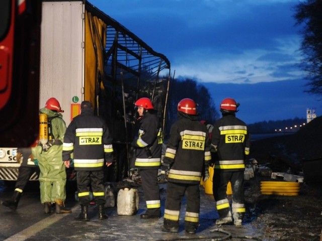 Strażacy usuwają skutki wypadku na A4.