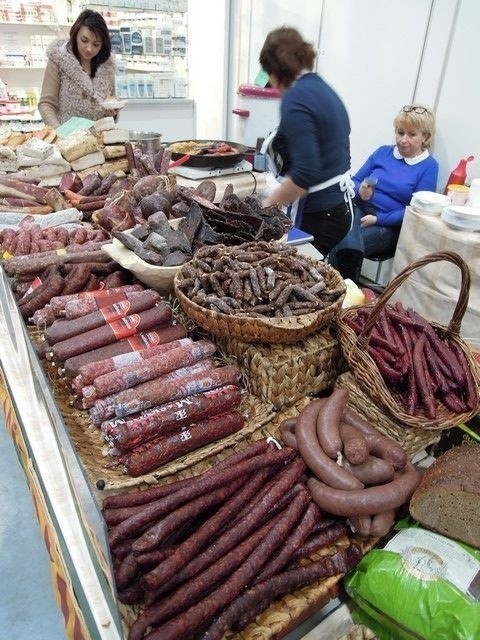 Na stoiskach piętrzą się apetyczne wędliny z Litwy, produkowane według tradycyjnych receptur.