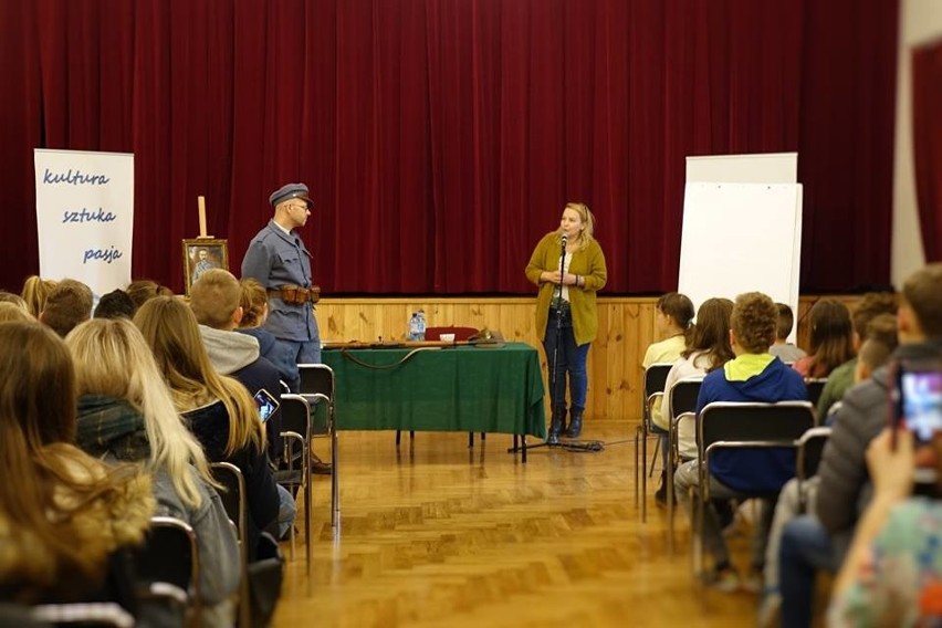 Ponad 100 uczniów z gminy Pińczów wysłuchało opowieści o Legionach Piłsudskiego jak i o samym komendancie [ZDJĘCIA]