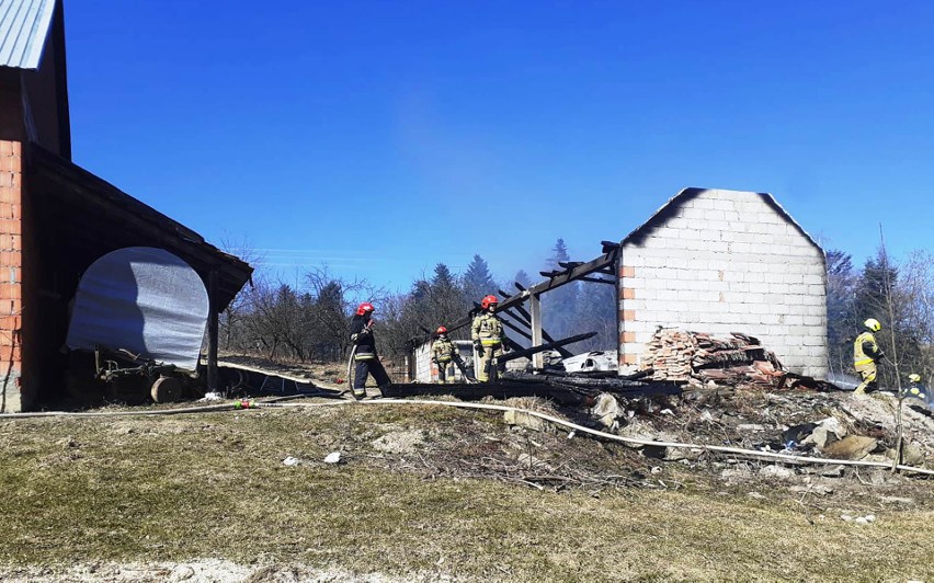 Gmina Korzenna. Ogień zniszczył budynek i samochody. Trudna akcja strażaków we wsi Łyczana