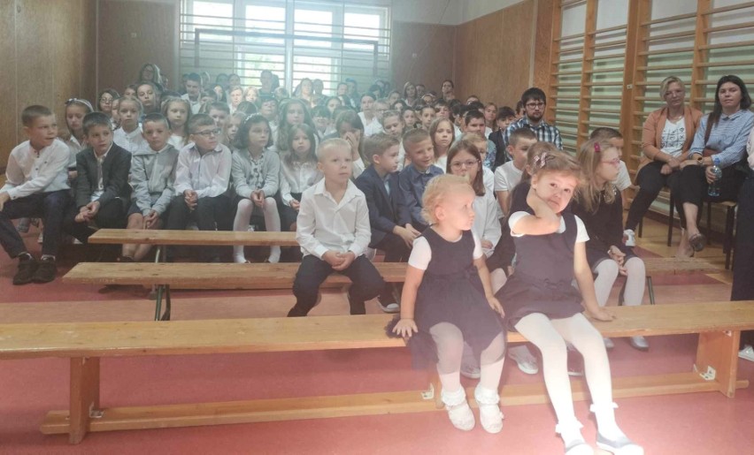 Uroczyste rozpoczęcie roku szkolnego w PSP w Czarni. 4.09.2023