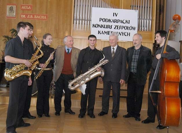 Przewodniczący jury IV Podkarpackiego Konkursu Młodzieżowych Zespołów Kameralnych, znakomity skrzypek Krzysztof Jakowicz (czwarty z lewej) wśród jego uczestników i organizatorów.
