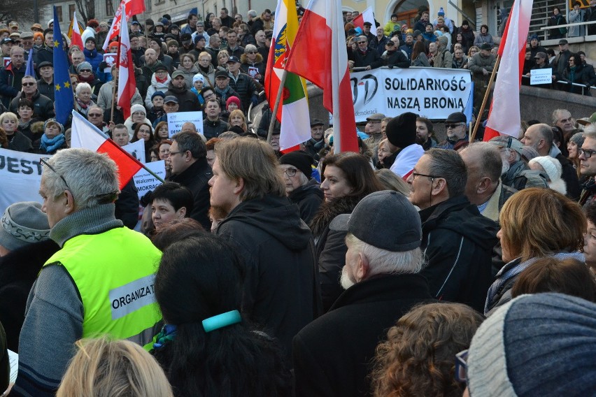 Manifestacja Komitetu Obrony Demokracji w Bielsku-Białej [ZDJĘCIA, WIDEO]