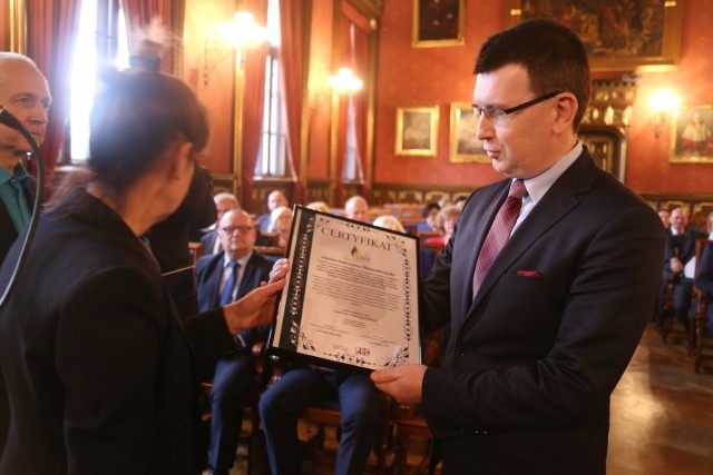 Prezydent Ostrowca Świętokrzyskiego Jarosław Górczyński odbiera certyfikat „Samorządowy Lider Edukacji”