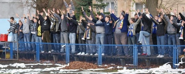 &#8211; Chcemy, by nasi piłkarze grali w III lidze. Tylko jak im kibicować, jeżeli zamkną boisko &#8211; mówią fani Pogoni Barlinek.