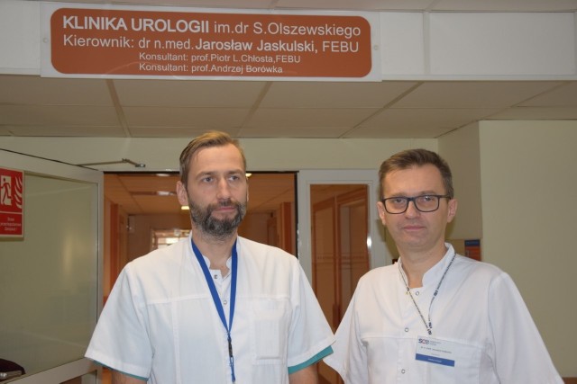 Na zdjęciu doktor Jarosław Jaskulski, kierownik Kliniki Urologii i doktor Mateusz Obarzanowski, specjaliści urologii, którzy wykonują zabiegi implantacji sztucznego zwieracza cewki moczowej.