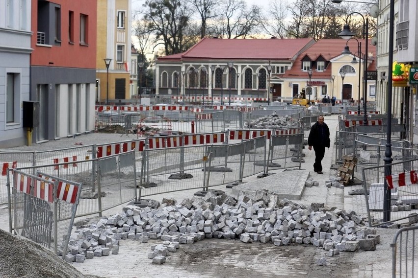 Wrocław: Fontanna na Psim Polu w labirycie barierek. Prace na finiszu (ZDJĘCIA)