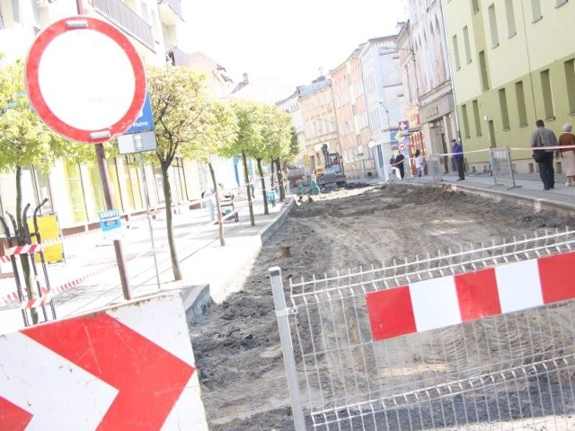 W centrum Namysłowa trwa już remont ulicy Obrońców Pokoju i placu wokół ratusza. Są objazdy i komplikacje w ruchu samochodów.