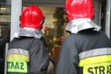 Poznań: Pożar w kamienicy na Jeżycach. Ewakuowano ponad 20 osób. Zginęły dwa koty