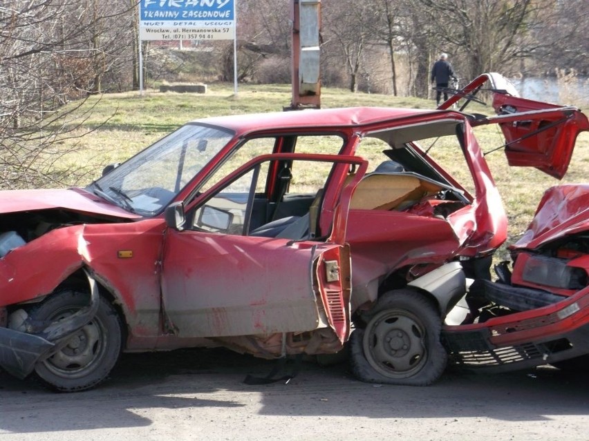 Wypadek na trasie Wrocław - Środa Śląska. BMW wjechało w inne auto [ZDJĘCIA]