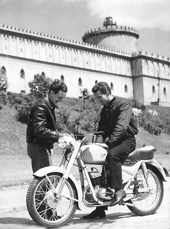 Jan Szczerbakiewicz (na motocyklu) już w latach 60. i 70....
