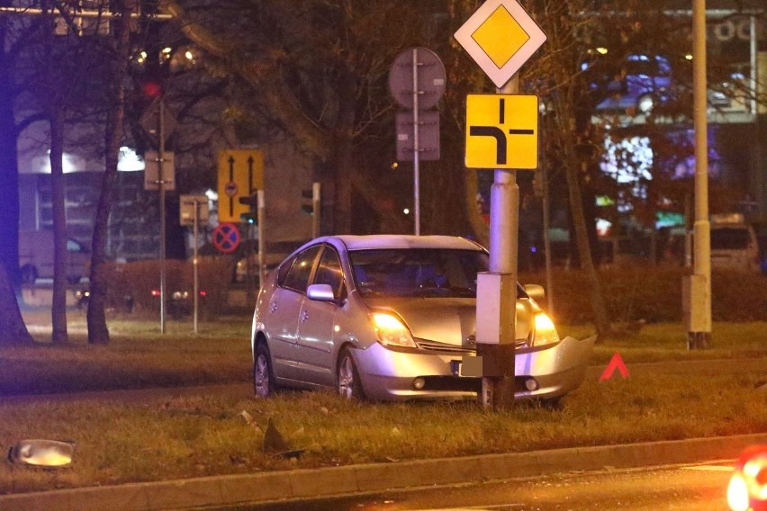 Wypadek przy Koronie. Samochód uderzył w latarnię (ZDJĘCIA)