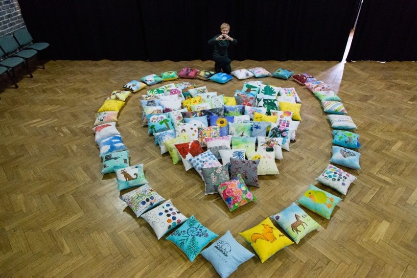 Białystok. Niezwykłe malowane poduszki trafiły do seniorów. Stworzyły je dzieci z Młodzieżowego Domu Kultury (zdjęcia)