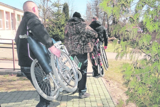 Więźniowie przywieźli osobiście dary do hospicjum.