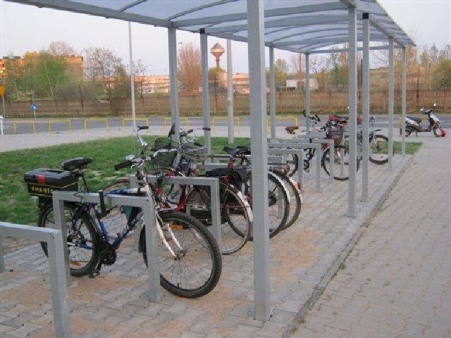 są nowe stojaki do parkowania rowerów