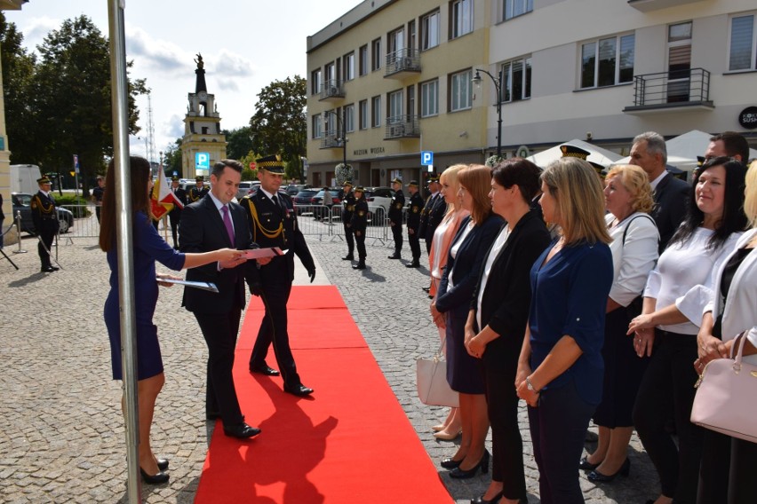 Z okazji Święta Straży Miejskiej na dziedzińcu przed...