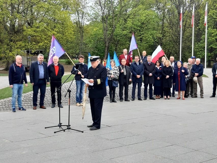 Obchody 1 maja pod Pomnikiem Czynu Polaków na Jasnych Błoniach w Szczecinie