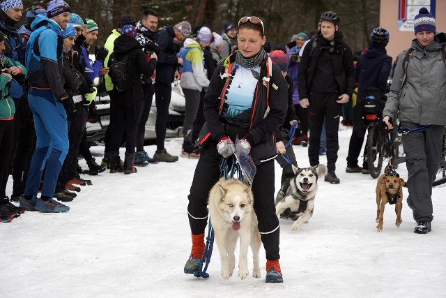 Uczestnicy zimowej edycji Silesia Race na Pustyni Błędowskiej stanęli przed trudnym wyzwaniem