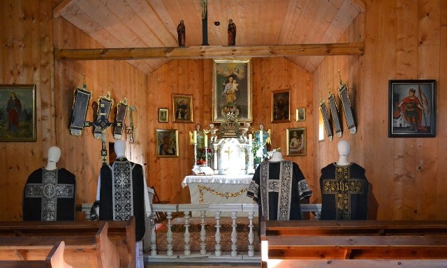 Wystawa szat liturgicznych wewnątrz zabytkowej świątyni