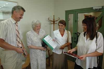 W imieniu mieszkańców osiedla petycję złożyli  wczoraj w urzędzie (od prawej): Dorota Kasprzyszak, Barbara Lokś, Maria Glazer i Jerzy Kotarski