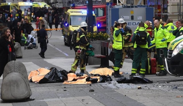 Al-Kaida wzywa do zamachów na policjantów i oferuje potężne kwoty. Z najnowszych informacji wynika, że ataki na policję planowane są w całej Europie, a być może także w Polsce. Czy grozi nam realne zagrożenie? Sprawdźcie!WIĘCEJ NA KOLEJNYCH STRONACH>>>